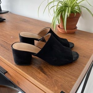 BLACK HEEL MULE
